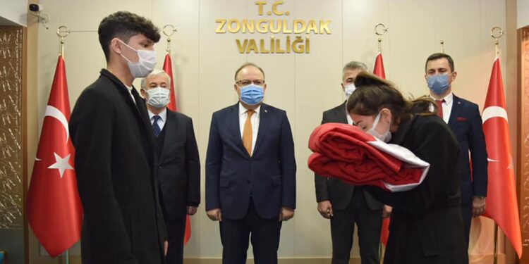 Türk Bayrağı Çanakkale’ye ulaştırılmak üzere Zonguldak’ta