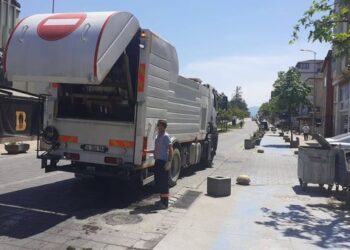 ÇÖP KONTEYNIRLARI DEZENFEKTE EDİLİYOR