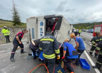 AKMANLAR’DA YOLCU OTOBÜSÜ İLE OTOMOBİL ÇARPIŞTI                                 3  ÖLÜ, 1 AĞIR YARALI