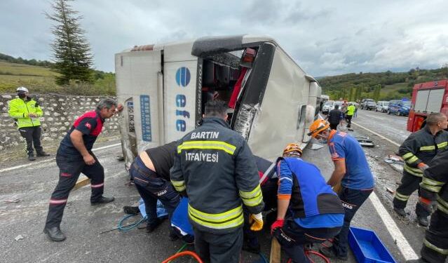 AKMANLAR’DA YOLCU OTOBÜSÜ İLE OTOMOBİL ÇARPIŞTI                                 3  ÖLÜ, 1 AĞIR YARALI