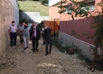 VALİ TUTULMAZ, İSTİNAT DUVARI YIKILAN OKULDA İNCELEMELERDE BULUNDU