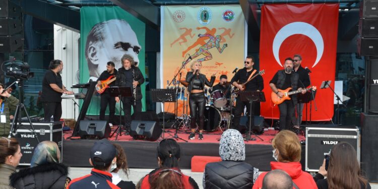 Maske Orkestrası Çaycumalıları coşturdu