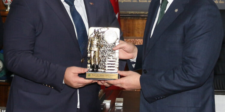 DAVUTOĞLU GMİS’İ ZİYARET ETTİ