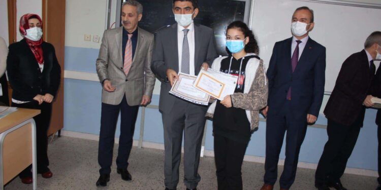 ÇAYCUMA’DA 13 BİN 800 ÖĞRENCİ KARNE ALDI