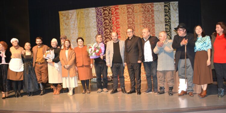 “ÇEHOV OYUNLARI” İZLEYİCİLERİN İÇİNİ ISITTI