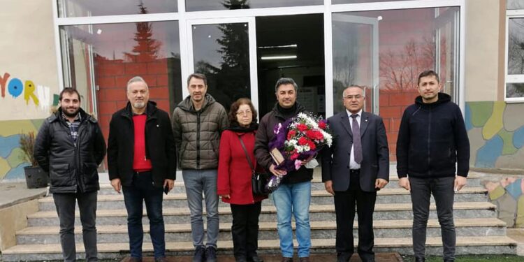 5 yıl sonra göreve iade edilen Gökhan öğretmen okulunda ziyaret edildi