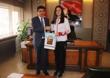 ÇAYCUMALI ÖĞRENCİ LİVANUR İLÇEMİZİN GURURU OLDU