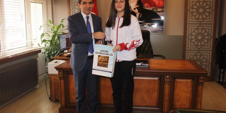 ÇAYCUMALI ÖĞRENCİ LİVANUR İLÇEMİZİN GURURU OLDU