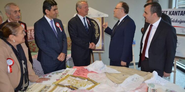 Büyük buluşma sergi açılışlarıyla başladı