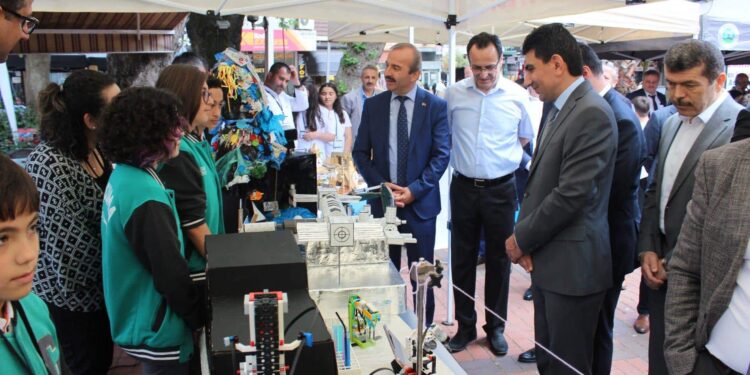 ORTAOKULLAR “ÇAYCUMA TASARLIYOR” ve “KODLAZON” SERGİSİNDE BULUŞTU
