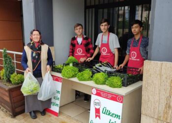 ÖĞRENCİLER, YETİŞTİRDİKLERİ ÜRÜNLERİ BELDE HALKI İLE PAYLAŞIYOR
