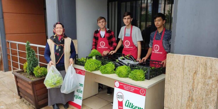 ÖĞRENCİLER, YETİŞTİRDİKLERİ ÜRÜNLERİ BELDE HALKI İLE PAYLAŞIYOR