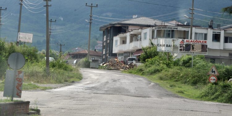 ARAÇ SAHİPLERİ BU YOLA ACİL ÇÖZÜM İSTİYOR!