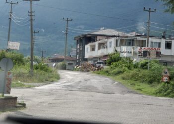 ARAÇ SAHİPLERİ BU YOLA ACİL ÇÖZÜM İSTİYOR!